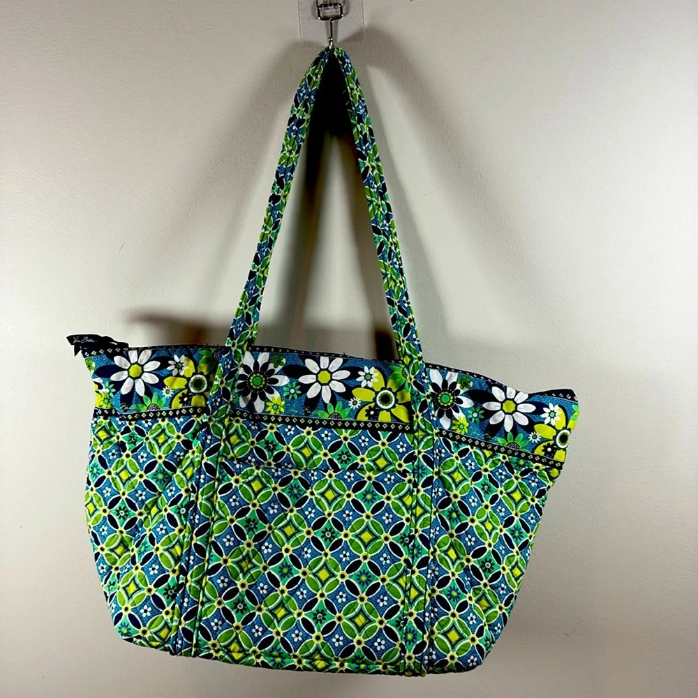 Vera Bradley Daisy Miller bag tote. In very good pre owned condition. - Picture 1 of 7